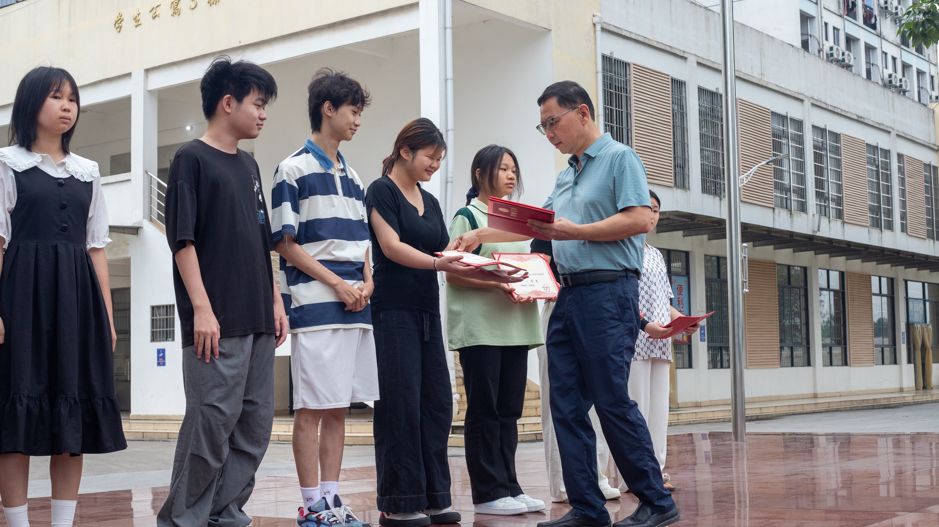 技能点亮柳技校园,荣耀见证青春风采—— 柳州市技...