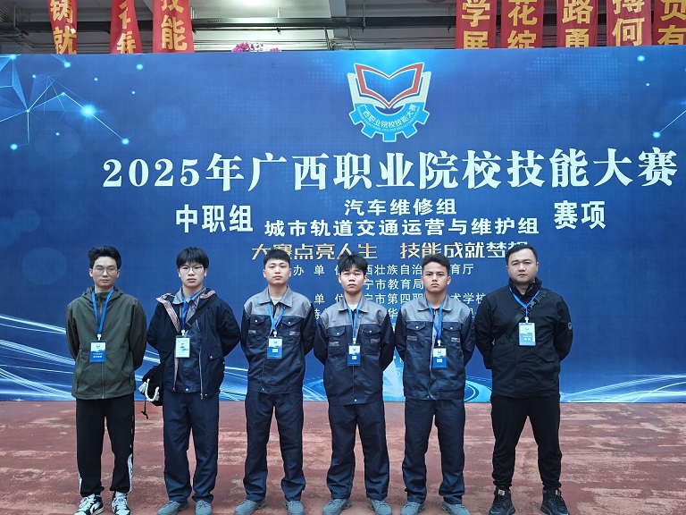 图2:师生团队在赛场合影 图2:师生团队在赛场合影
